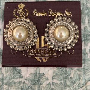 Premier Designs ,Inc 1.25 inches in diameter, pearl 1/2 inch